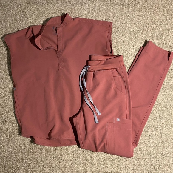 Figs Tops - FIGS Scrub Set - MAUVE